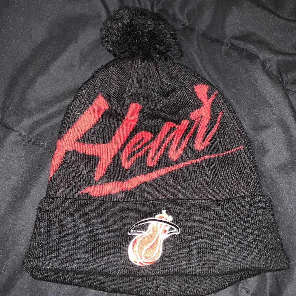 🥳 Mitchell & Ness Miami Heat Pom Beanie 🥳